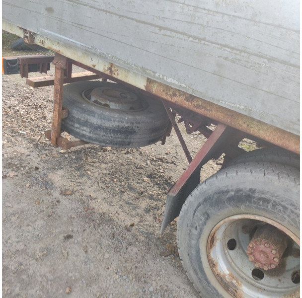 Billenőplatós teherautó Renault 230: 9 kép.