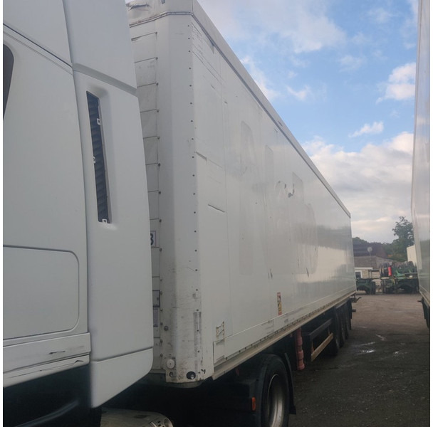 Schmitz Cargobull SKI 24 - Félpótkocsi dobozos: 4 kép. Schmitz Cargobull SKI 24 - Félpótkocsi dobozos: 4 kép.