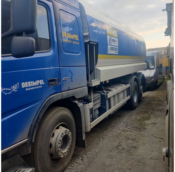 Volvo FM-400 - Tartályos teherautó: 2 kép. Volvo FM-400 - Tartályos teherautó: 2 kép.