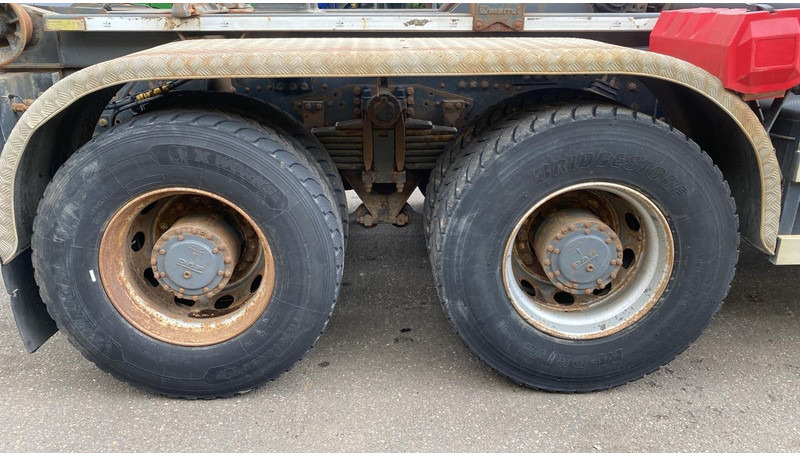 DAF CF 440 6X4 HOOKLIFT 20T - MANUAL GEARBOX - 315.000km - EURO 6 - BE TRUCK - Horgos rakodó teherautó: 4 kép. DAF CF 440 6X4 HOOKLIFT 20T - MANUAL GEARBOX - 315.000km - EURO 6 - BE TRUCK - Horgos rakodó teherautó: 4 kép.