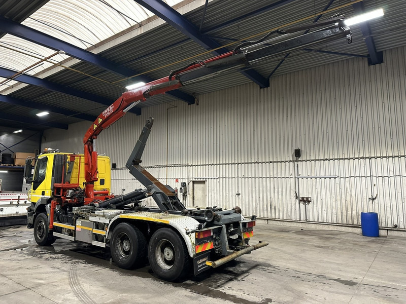 Iveco TRAKKER 350 6x4 HOOKLIFT + CRANE FASSI F120.22 (5/6 F) - *342.000km* - STEEL SPRING / BIG AXLES - AS TRONIC AUTOMATIC GEARBOX - Horgos rakodó teherautó, Darus autó: 4 kép. Iveco TRAKKER 350 6x4 HOOKLIFT + CRANE FASSI F120.22 (5/6 F) - *342.000km* - STEEL SPRING / BIG AXLES - AS TRONIC AUTOMATIC GEARBOX - Horgos rakodó teherautó, Darus autó: 4 kép.