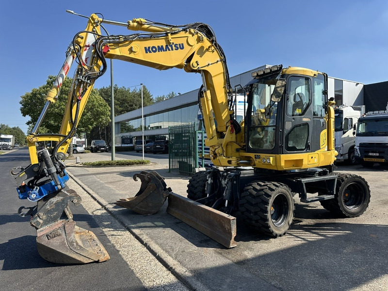 Komatsu PW 118 MR-11 14.3T - SMP ROTOTILT - *2413h* - CENTRAL GREASING - BLADE - 3 BUCKETS - TOP CONDITION - BE MACHINE - Gumikerekes kotró: 2 kép. Komatsu PW 118 MR-11 14.3T - SMP ROTOTILT - *2413h* - CENTRAL GREASING - BLADE - 3 BUCKETS - TOP CONDITION - BE MACHINE - Gumikerekes kotró: 2 kép.