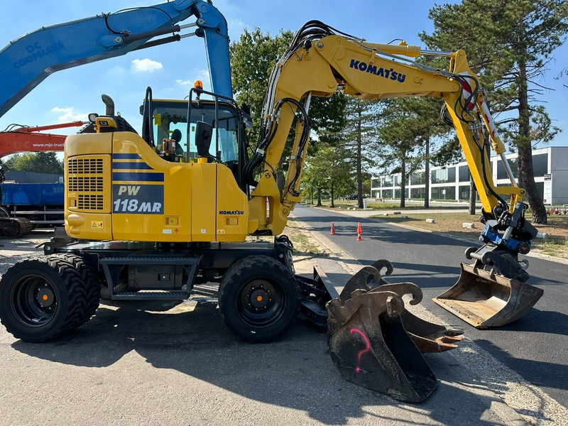 Komatsu PW 118 MR-11 14.3T - SMP ROTOTILT - *2413h* - CENTRAL GREASING - BLADE - 3 BUCKETS - TOP CONDITION - BE MACHINE - Gumikerekes kotró: 5 kép. Komatsu PW 118 MR-11 14.3T - SMP ROTOTILT - *2413h* - CENTRAL GREASING - BLADE - 3 BUCKETS - TOP CONDITION - BE MACHINE - Gumikerekes kotró: 5 kép.