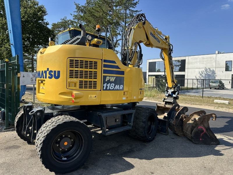 Komatsu PW 118 MR-11 14.3T - SMP ROTOTILT - *2413h* - CENTRAL GREASING - BLADE - 3 BUCKETS - TOP CONDITION - BE MACHINE - Gumikerekes kotró: 3 kép. Komatsu PW 118 MR-11 14.3T - SMP ROTOTILT - *2413h* - CENTRAL GREASING - BLADE - 3 BUCKETS - TOP CONDITION - BE MACHINE - Gumikerekes kotró: 3 kép.