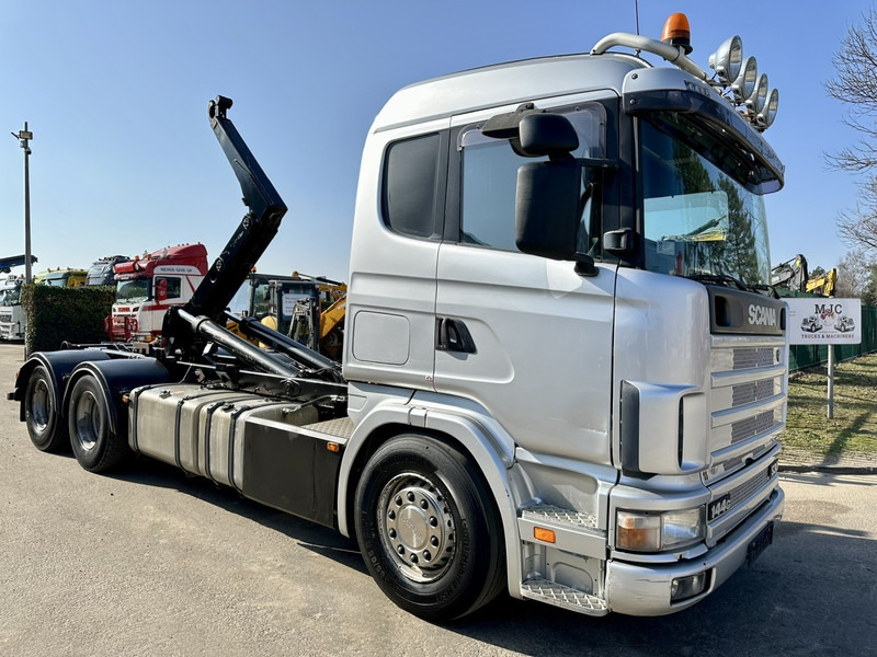 Scania 144G-530 V8 6x4 HOOKLIFT 20T MEILLER -VOL LUCHT - OPTI-CRUISE - CR19 SLAAPCABINE - Horgos rakodó teherautó: 1 kép. Scania 144G-530 V8 6x4 HOOKLIFT 20T MEILLER -VOL LUCHT - OPTI-CRUISE - CR19 SLAAPCABINE - Horgos rakodó teherautó: 1 kép.