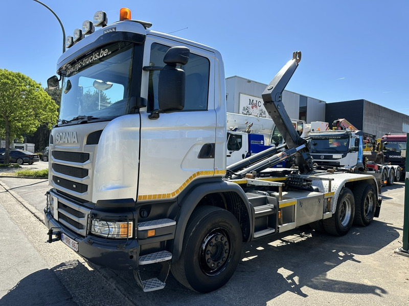 Scania G450 6x4 HAAKSYSTEEM AJK 20T - 5760mm - 3m90 WB - BLADVERING / NAAFREDUCTIE - EURO 6 - BE TRUCK - Horgos rakodó teherautó: 3 kép. Scania G450 6x4 HAAKSYSTEEM AJK 20T - 5760mm - 3m90 WB - BLADVERING / NAAFREDUCTIE - EURO 6 - BE TRUCK - Horgos rakodó teherautó: 3 kép.