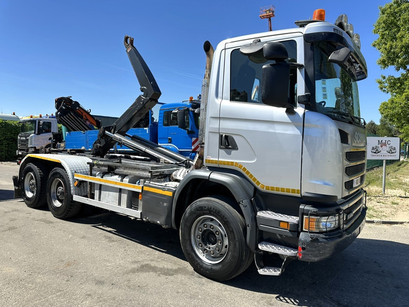 Scania G450 6x4 HOOKLIFT AJK 20T - 5760mm - 3m90 WB - HUB REDUCTION / STEEL SUSP. - EURO 6 - BE TRUCK - Horgos rakodó teherautó: 1 kép. Scania G450 6x4 HOOKLIFT AJK 20T - 5760mm - 3m90 WB - HUB REDUCTION / STEEL SUSP. - EURO 6 - BE TRUCK - Horgos rakodó teherautó: 1 kép.