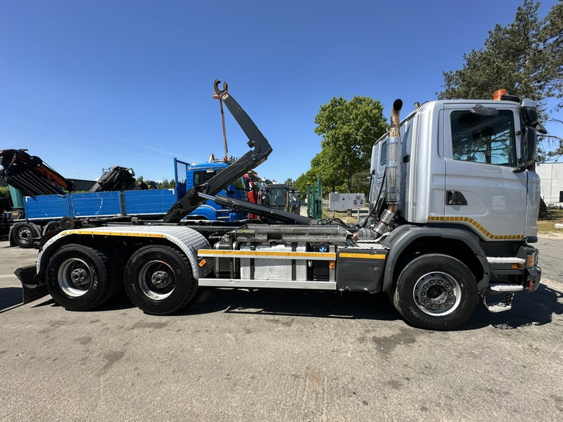 Scania G450 6x4 HOOKLIFT AJK 20T - 5760mm - 3m90 WB - HUB REDUCTION / STEEL SUSP. - EURO 6 - BE TRUCK - Horgos rakodó teherautó: 4 kép. Scania G450 6x4 HOOKLIFT AJK 20T - 5760mm - 3m90 WB - HUB REDUCTION / STEEL SUSP. - EURO 6 - BE TRUCK - Horgos rakodó teherautó: 4 kép.