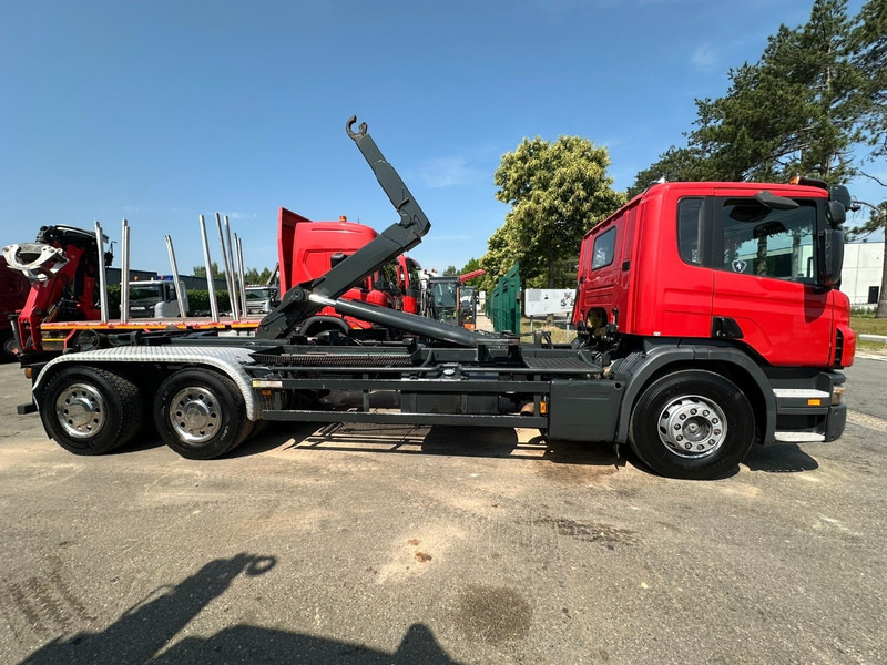 Scania P380 6x4 HOOKLIFT HIAB 25T - 6100mm - A/C - CAMERA - E4 - AIR SUSPENSION - BE TRUCK - Horgos rakodó teherautó: 4 kép. Scania P380 6x4 HOOKLIFT HIAB 25T - 6100mm - A/C - CAMERA - E4 - AIR SUSPENSION - BE TRUCK - Horgos rakodó teherautó: 4 kép.