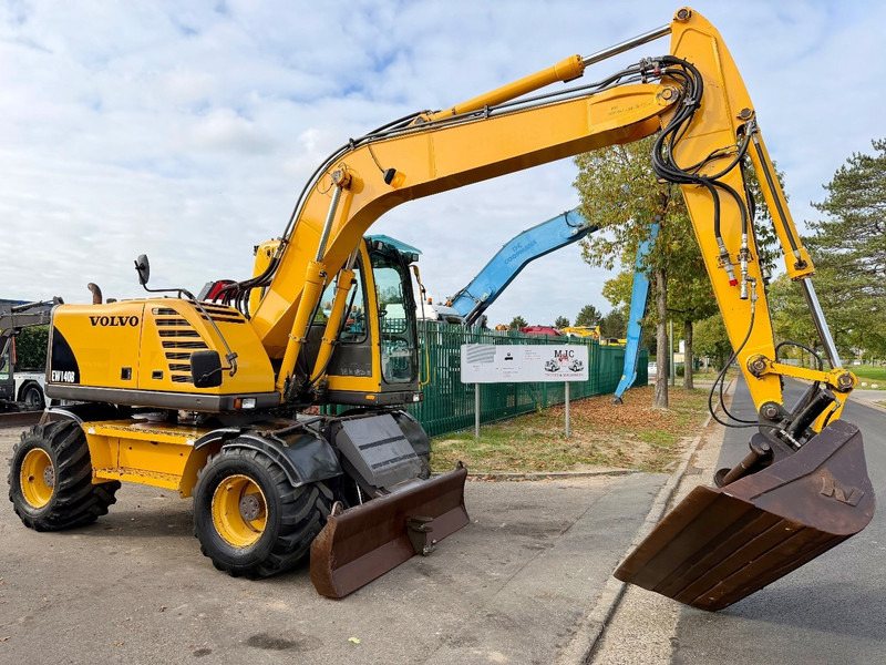 Volvo EW 140 B *FULL HYDR* - BLADE - 10.485h - TILT BUCKET - CE - NL MACHINE - GOOD CONDITION - Gumikerekes kotró: 1 kép. Volvo EW 140 B *FULL HYDR* - BLADE - 10.485h - TILT BUCKET - CE - NL MACHINE - GOOD CONDITION - Gumikerekes kotró: 1 kép.