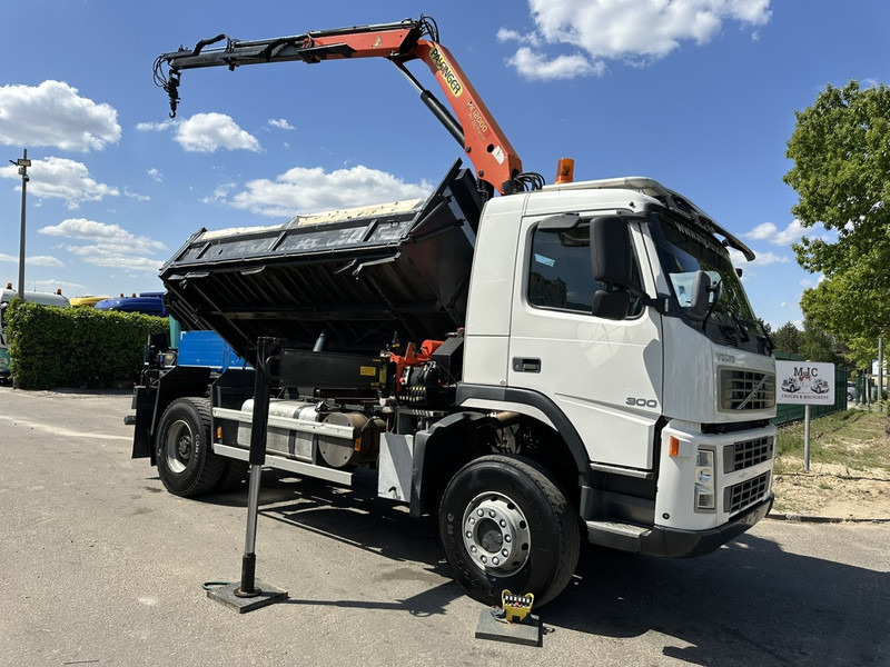Volvo FM 300 4x4 TIPPER + CRANE PALFINGER PK 12000 - *339.000km* - MANUAL - STEEL SPRING / BIG AXLES - EURO 3 - TÜV 15/10/2025 - Billenőplatós teherautó, Darus autó: 4 kép. Volvo FM 300 4x4 TIPPER + CRANE PALFINGER PK 12000 - *339.000km* - MANUAL - STEEL SPRING / BIG AXLES - EURO 3 - TÜV 15/10/2025 - Billenőplatós teherautó, Darus autó: 4 kép.