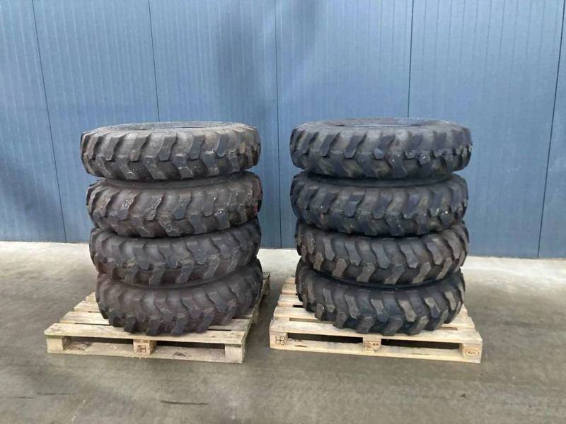 Apollo 1000 x 20 Set / 10.00 x 20: 4x2 Tyres - Gumiabroncsok és felnik - Építőipari gépek: 1 kép. Apollo 1000 x 20 Set / 10.00 x 20: 4x2 Tyres - Gumiabroncsok és felnik - Építőipari gépek: 1 kép.