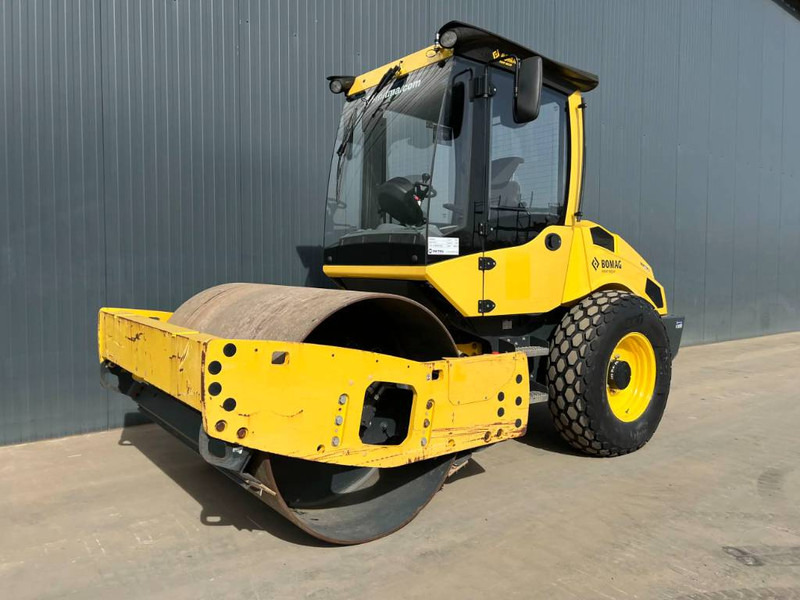 Bomag BW177D-5 - Henger: 1 kép. Bomag BW177D-5 - Henger: 1 kép.
