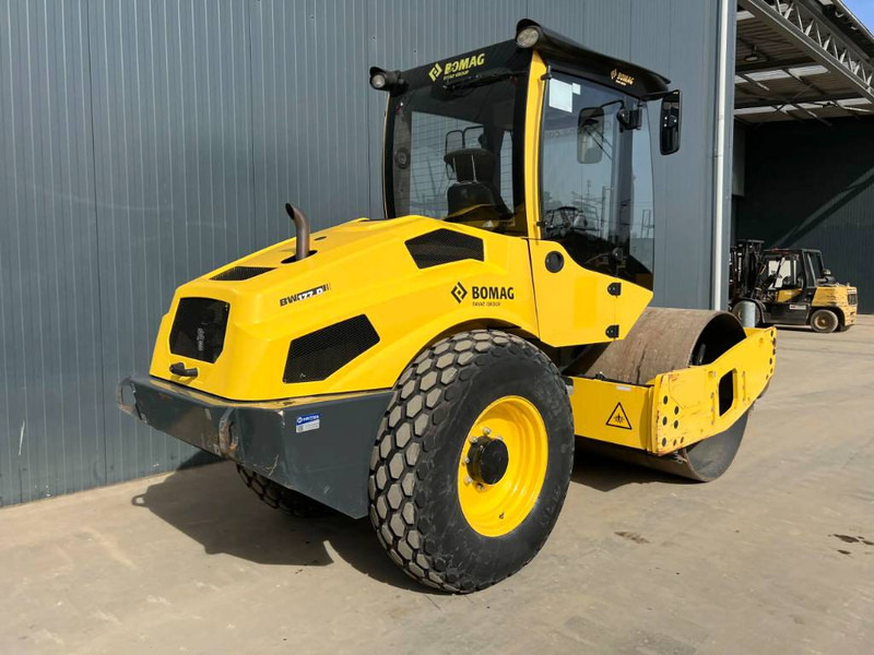 Bomag BW177D-5 - Henger: 4 kép. Bomag BW177D-5 - Henger: 4 kép.