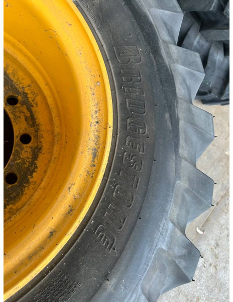 Bridgestone 1000 x 20 Set / 10.00 x 20: 4x2 Tyres - Gumiabroncsok és felnik - Építőipari gépek: 2 kép. Bridgestone 1000 x 20 Set / 10.00 x 20: 4x2 Tyres - Gumiabroncsok és felnik - Építőipari gépek: 2 kép.