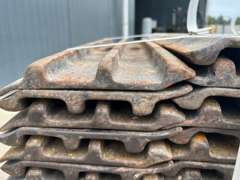 Cat 320D / 320E / 323D / 323E 700mm shoes - 30% - Keret/ Alváz - Építőipari gépek: 3 kép. Cat 320D / 320E / 323D / 323E 700mm shoes - 30% - Keret/ Alváz - Építőipari gépek: 3 kép.