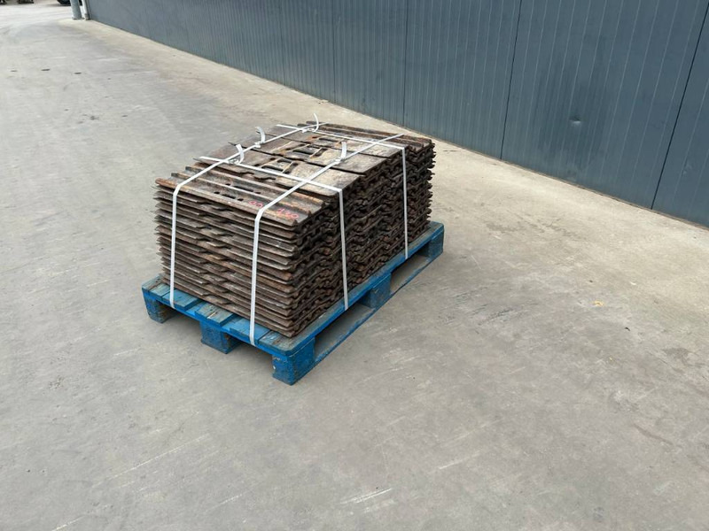 Cat 320D / 320E / 323D / 323E 700mm shoes - 30% - Keret/ Alváz - Építőipari gépek: 1 kép. Cat 320D / 320E / 323D / 323E 700mm shoes - 30% - Keret/ Alváz - Építőipari gépek: 1 kép.