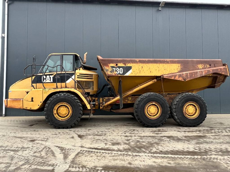 Cat 730 - Csuklós dömper: 2 kép. Cat 730 - Csuklós dömper: 2 kép.