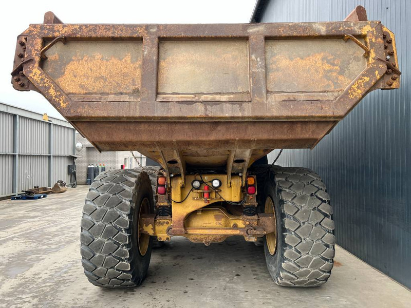 Cat 730 - Csuklós dömper: 4 kép. Cat 730 - Csuklós dömper: 4 kép.