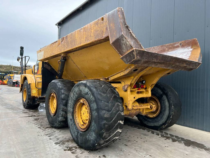 Cat 735B - Csuklós dömper: 2 kép. Cat 735B - Csuklós dömper: 2 kép.