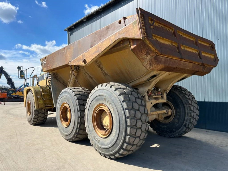 Cat 740 - Csuklós dömper: 2 kép. Cat 740 - Csuklós dömper: 2 kép.