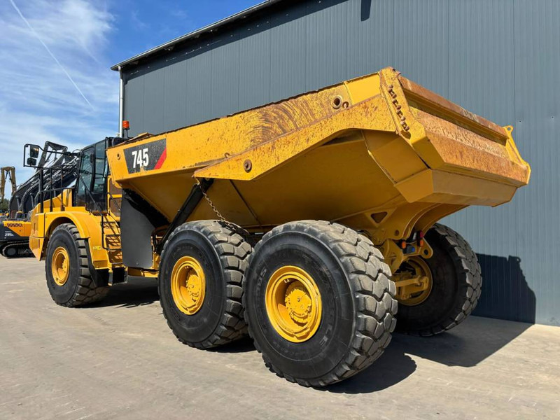 Cat 745 04A - Csuklós dömper: 2 kép. Cat 745 04A - Csuklós dömper: 2 kép.