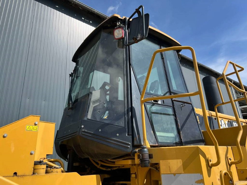 Buldózer Cat 824H: 15 kép.