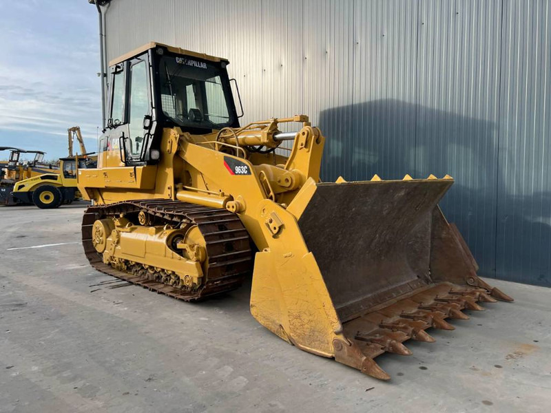 Cat 963C - Lánctalpas homlokrakodó: 3 kép. Cat 963C - Lánctalpas homlokrakodó: 3 kép.