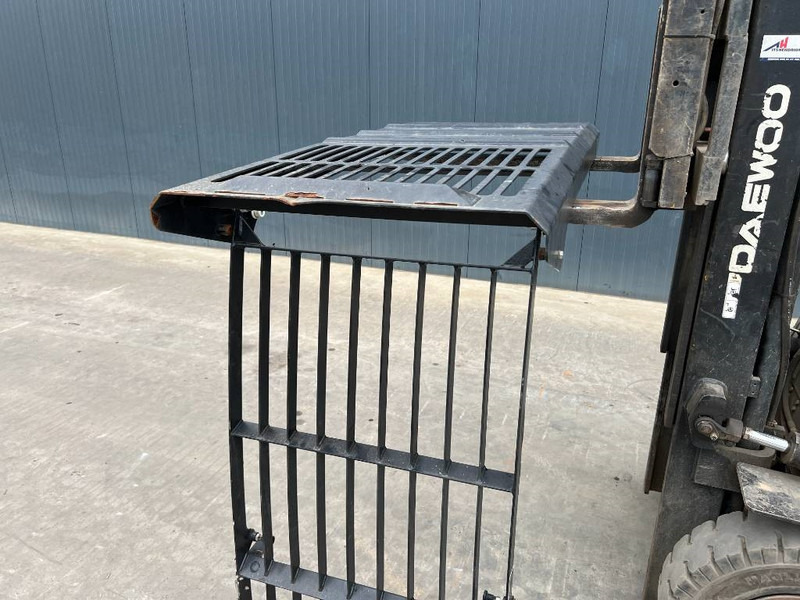 Cat M313D / M315D / M316D / M318D / M322D / M325D - Fülke és belső tér - Építőipari gépek: 2 kép. Cat M313D / M315D / M316D / M318D / M322D / M325D - Fülke és belső tér - Építőipari gépek: 2 kép.