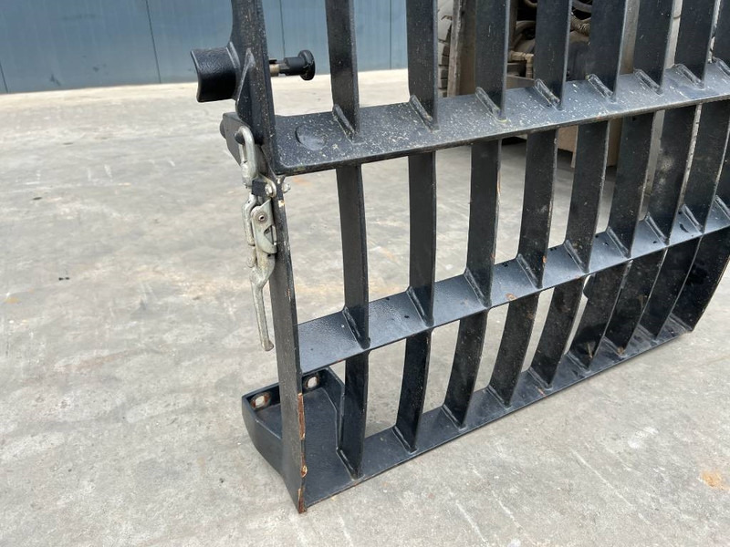 Cat M313D / M315D / M316D / M318D / M322D / M325D - Fülke és belső tér - Építőipari gépek: 4 kép. Cat M313D / M315D / M316D / M318D / M322D / M325D - Fülke és belső tér - Építőipari gépek: 4 kép.