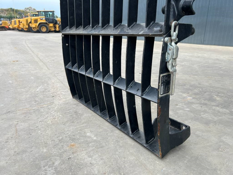 Cat M313D / M315D / M316D / M318D / M322D / M325D - Fülke és belső tér - Építőipari gépek: 3 kép. Cat M313D / M315D / M316D / M318D / M322D / M325D - Fülke és belső tér - Építőipari gépek: 3 kép.
