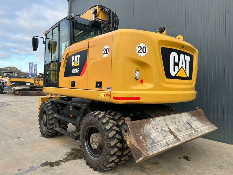 Cat M316F - Gumikerekes kotró: 2 kép. Cat M316F - Gumikerekes kotró: 2 kép.