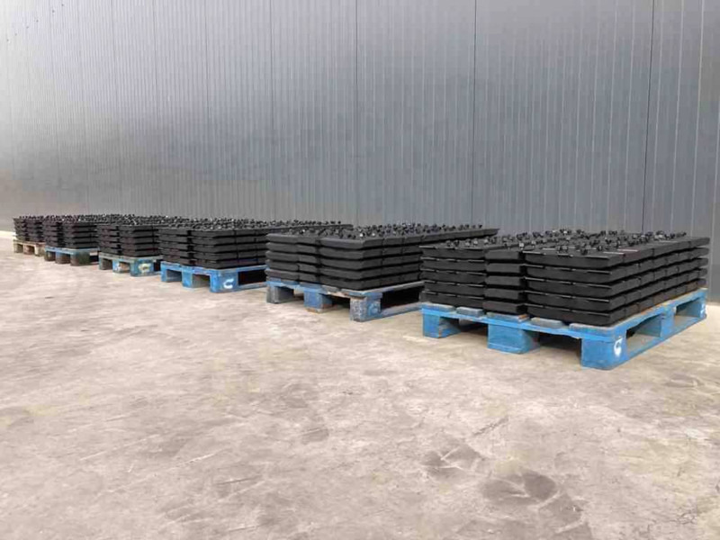 Demag Rubber Asphalt Pads - Keret/ Alváz - Építőipari gépek: 1 kép. Demag Rubber Asphalt Pads - Keret/ Alváz - Építőipari gépek: 1 kép.