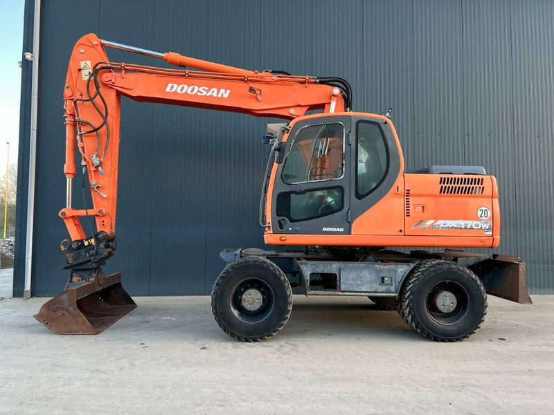 Doosan DX170W - Gumikerekes kotró: 3 kép. Doosan DX170W - Gumikerekes kotró: 3 kép.