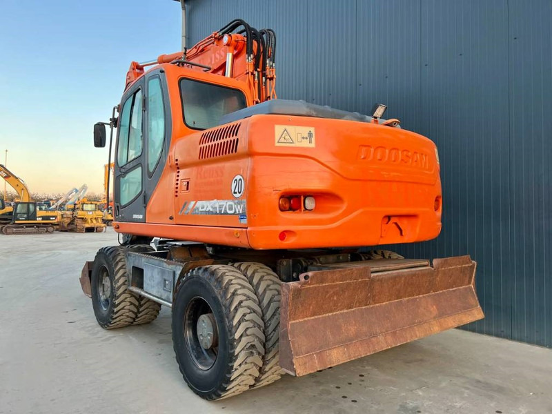 Doosan DX170W - Gumikerekes kotró: 5 kép. Doosan DX170W - Gumikerekes kotró: 5 kép.