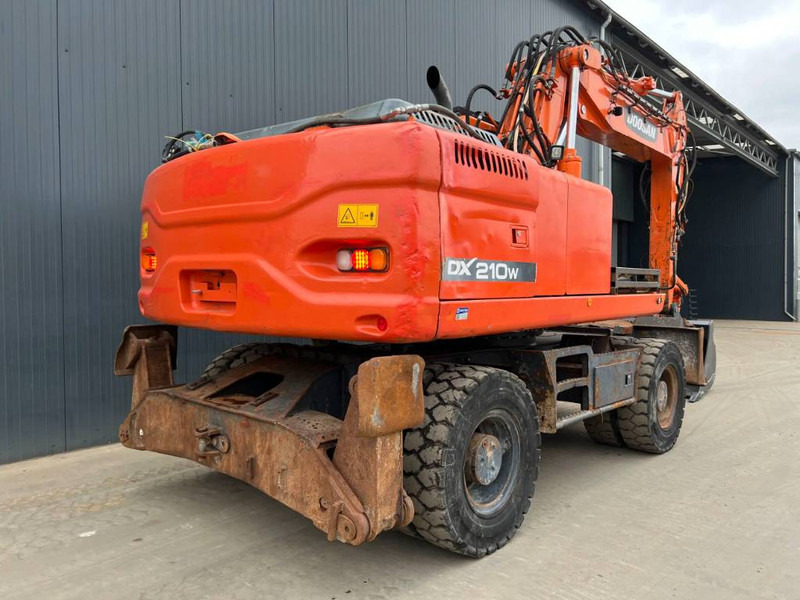 Doosan DX210W - Gumikerekes kotró: 4 kép. Doosan DX210W - Gumikerekes kotró: 4 kép.