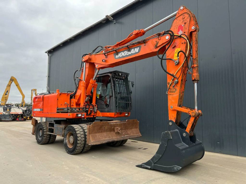 Doosan DX210W - Gumikerekes kotró: 3 kép. Doosan DX210W - Gumikerekes kotró: 3 kép.