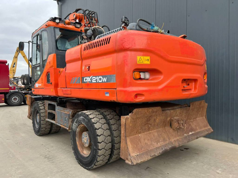 Doosan DX210W - Gumikerekes kotró: 2 kép. Doosan DX210W - Gumikerekes kotró: 2 kép.