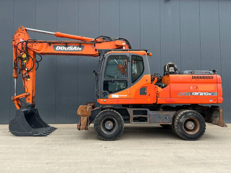 Doosan DX210W - Gumikerekes kotró: 5 kép. Doosan DX210W - Gumikerekes kotró: 5 kép.