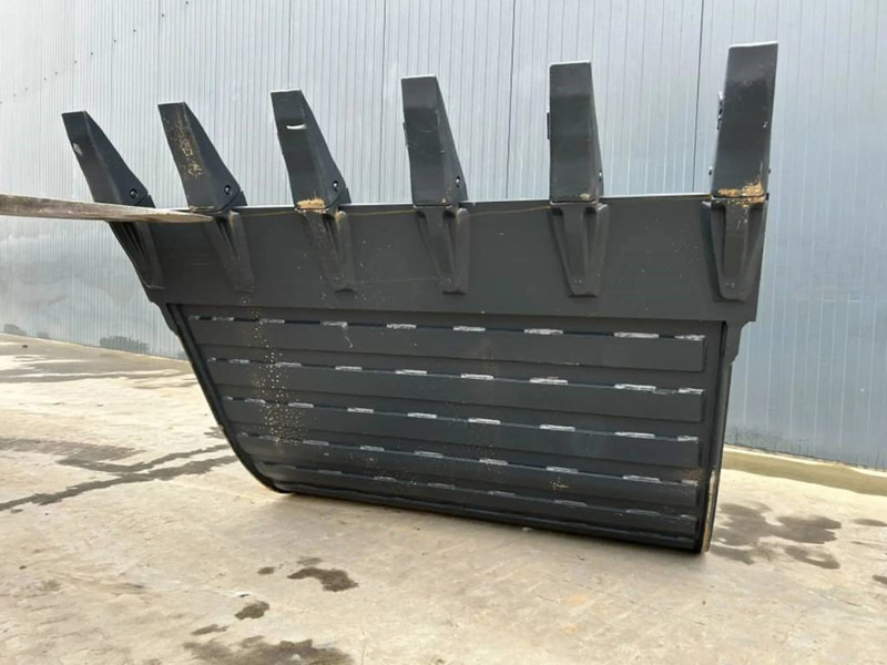 Hitachi ZX220 - 1.40m - Kanál - Építőipari gépek: 3 kép. Hitachi ZX220 - 1.40m - Kanál - Építőipari gépek: 3 kép.