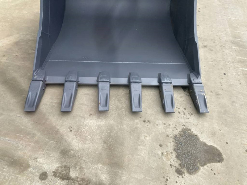 Új Kanál - Építőipari gépek Hitachi ZX300: 6 kép. Új Kanál - Építőipari gépek Hitachi ZX300: 6 kép.