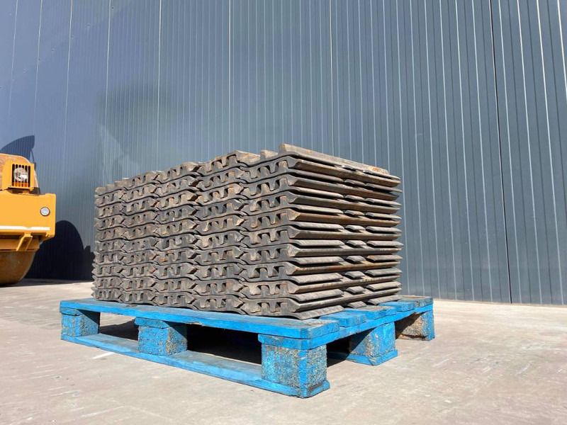 Hyundai R210 / R215 / R220 / R235 / R250 / R260 - Keret/ Alváz - Építőipari gépek: 2 kép. Hyundai R210 / R215 / R220 / R235 / R250 / R260 - Keret/ Alváz - Építőipari gépek: 2 kép.