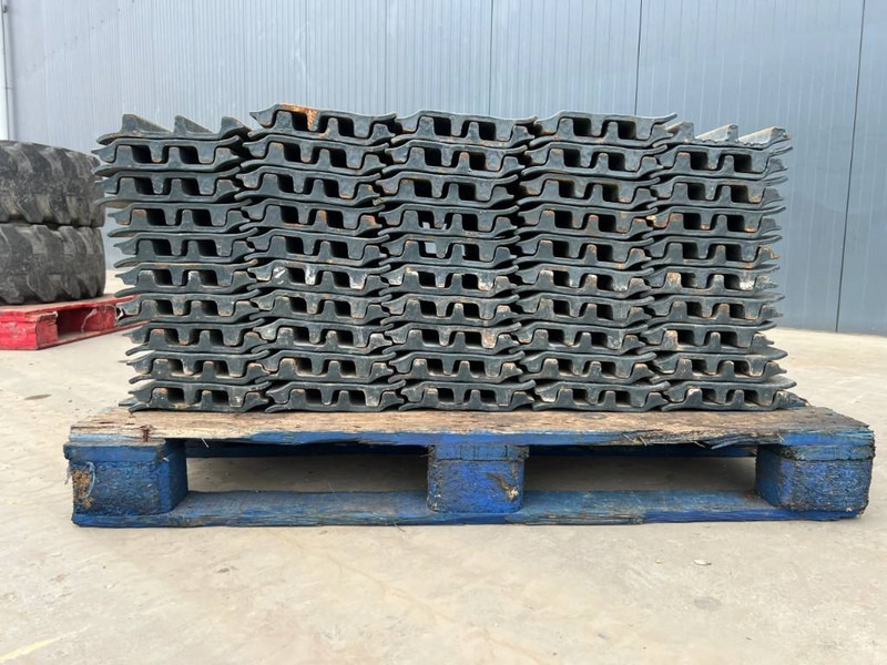 Hyundai R210 / R215 / R220 Shoes 3 Grouser 600mm - Keret/ Alváz - Építőipari gépek: 5 kép. Hyundai R210 / R215 / R220 Shoes 3 Grouser 600mm - Keret/ Alváz - Építőipari gépek: 5 kép.