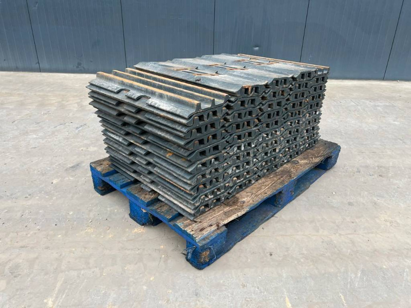 Hyundai R210 / R215 / R220 Shoes 3 Grouser 600mm - Keret/ Alváz - Építőipari gépek: 1 kép. Hyundai R210 / R215 / R220 Shoes 3 Grouser 600mm - Keret/ Alváz - Építőipari gépek: 1 kép.