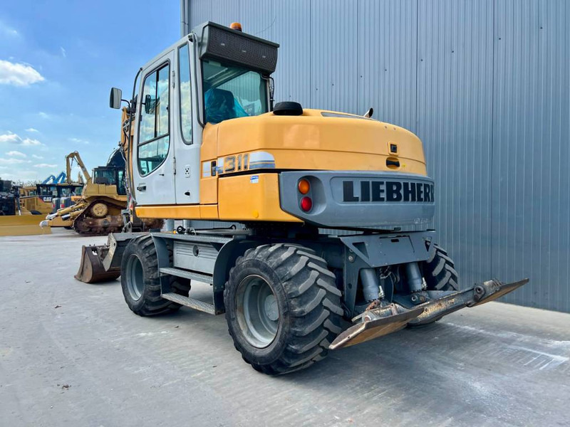 Liebherr A311 Litronic - Gumikerekes kotró: 2 kép. Liebherr A311 Litronic - Gumikerekes kotró: 2 kép.