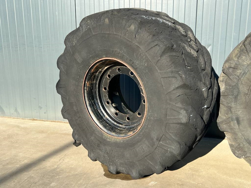 Michelin 445/70R19.5 incl. rim - Gumiabroncsok és felnik - Építőipari gépek: 2 kép. Michelin 445/70R19.5 incl. rim - Gumiabroncsok és felnik - Építőipari gépek: 2 kép.
