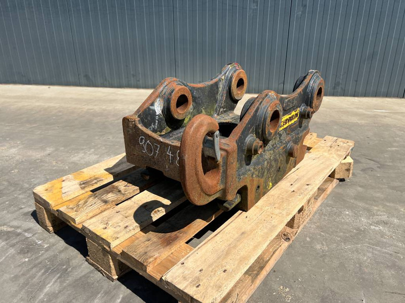 OilQuick OQ65 - M314F / M316F / M318F - Gyorscsatlakozó - Építőipari gépek: 1 kép. OilQuick OQ65 - M314F / M316F / M318F - Gyorscsatlakozó - Építőipari gépek: 1 kép.