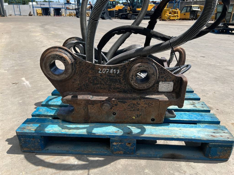 OilQuick OQ70/55 - 323E - Gyorscsatlakozó - Építőipari gépek: 4 kép. OilQuick OQ70/55 - 323E - Gyorscsatlakozó - Építőipari gépek: 4 kép.