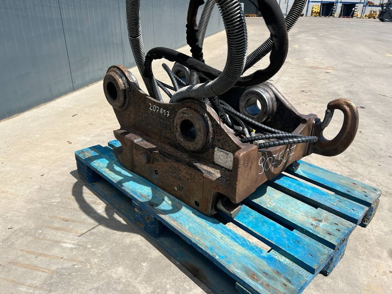 OilQuick OQ70/55 - 323E - Gyorscsatlakozó - Építőipari gépek: 3 kép. OilQuick OQ70/55 - 323E - Gyorscsatlakozó - Építőipari gépek: 3 kép.