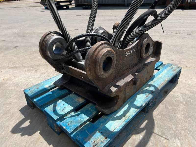 OilQuick OQ70/55 - 323E - Gyorscsatlakozó - Építőipari gépek: 5 kép. OilQuick OQ70/55 - 323E - Gyorscsatlakozó - Építőipari gépek: 5 kép.